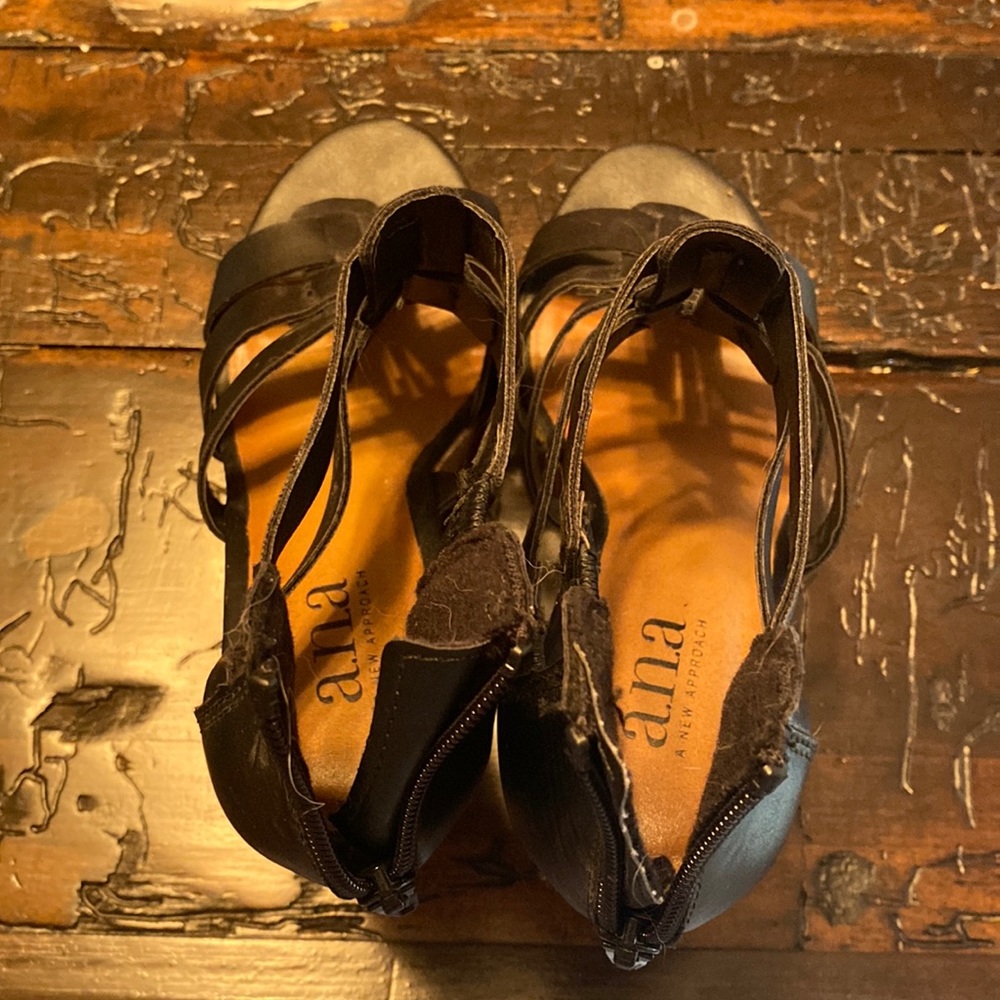 Woman’s black wedges size 6